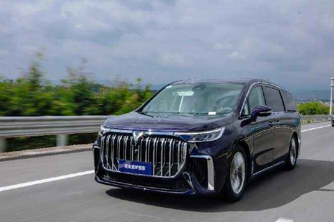 试驾新岚图梦想家 智驾舒享新体验