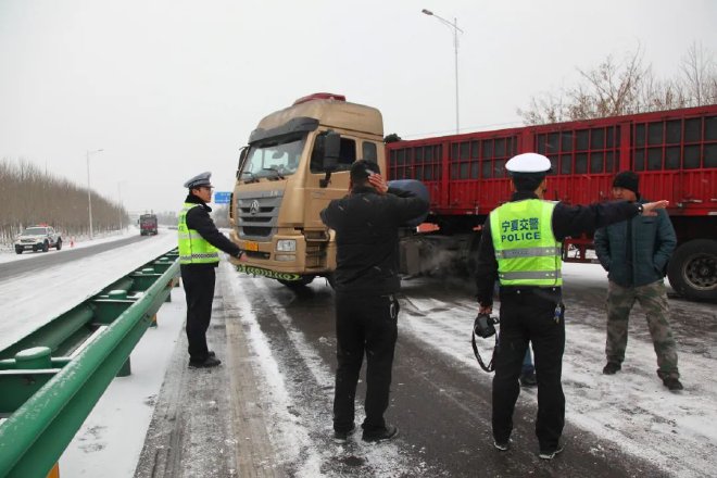 宁夏多条高速因降雪采取临时交通管制