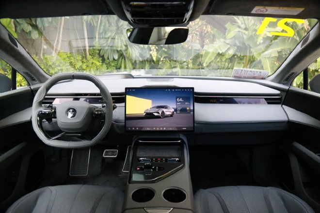 翩若“繁花”,试驾路特斯EMEYA