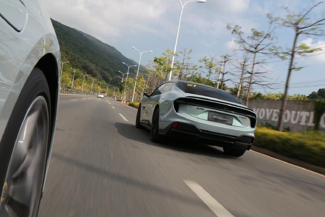 翩若“繁花”,试驾路特斯EMEYA