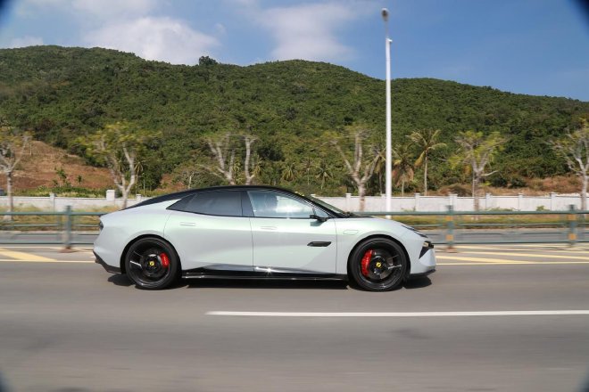 翩若“繁花”,试驾路特斯EMEYA