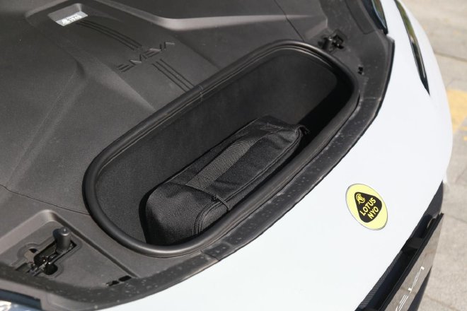 翩若“繁花”,试驾路特斯EMEYA