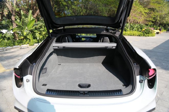 翩若“繁花”,试驾路特斯EMEYA