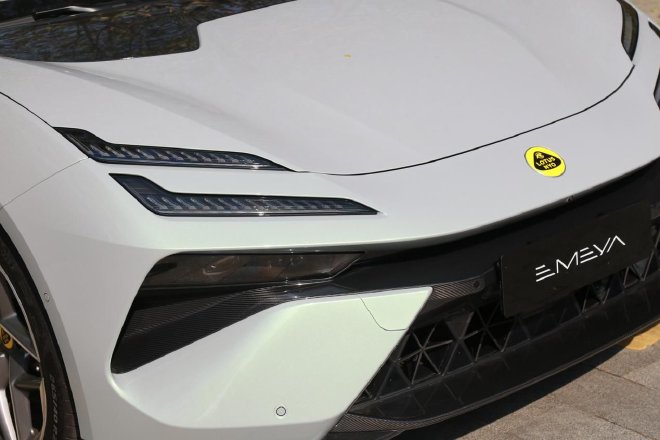 翩若“繁花”,试驾路特斯EMEYA