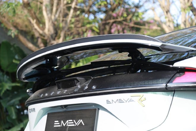翩若“繁花”,试驾路特斯EMEYA