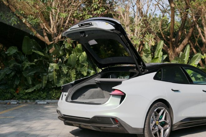 翩若“繁花”,试驾路特斯EMEYA