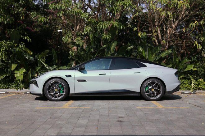 翩若“繁花”,试驾路特斯EMEYA