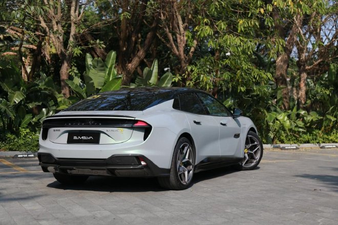 翩若“繁花”,试驾路特斯EMEYA