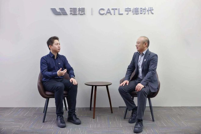 理想汽车动力电池高级总监柳志民博士（左），宁德时代国内乘用车事业部CTO高焕（右）
