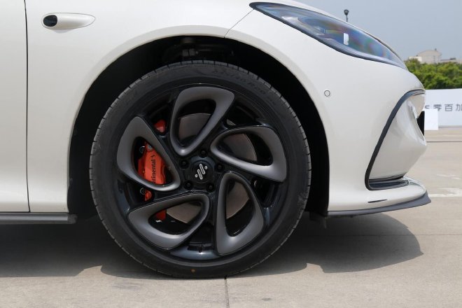 智慧驾控是亮点 试驾智己L6