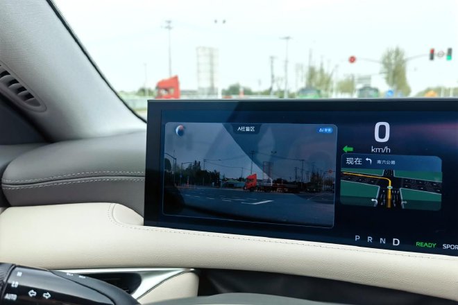 智慧驾控是亮点 试驾智己L6