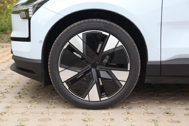 性能强悍有个性 试驾沃尔沃EX30四驱版车型