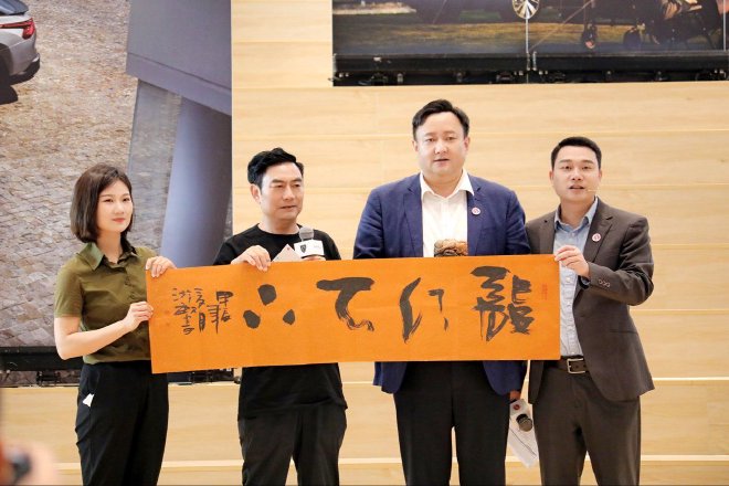 “从故宫到凡尔赛宫”成都站暨神龙汽车32周年庆召开