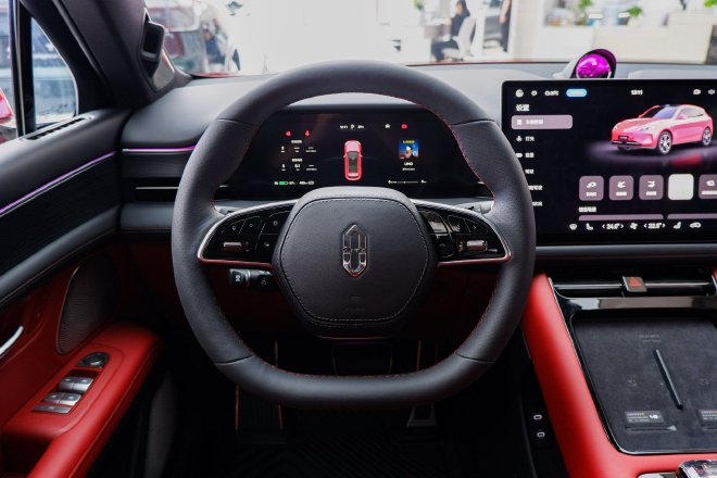 “鲜衣怒马”不为过 AITO问界新M5到店实拍