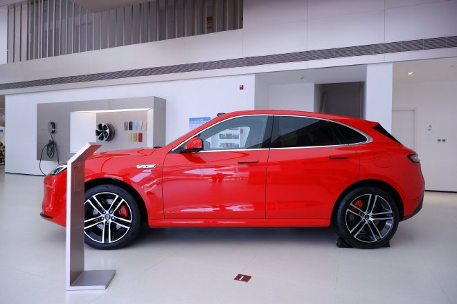 “鲜衣怒马”不为过 AITO问界新M5到店实拍