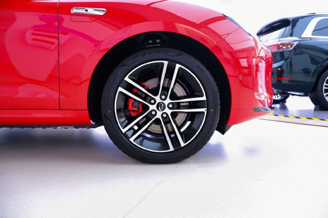 “鲜衣怒马”不为过 AITO问界新M5到店实拍