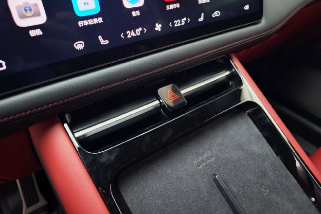 “鲜衣怒马”不为过 AITO问界新M5到店实拍