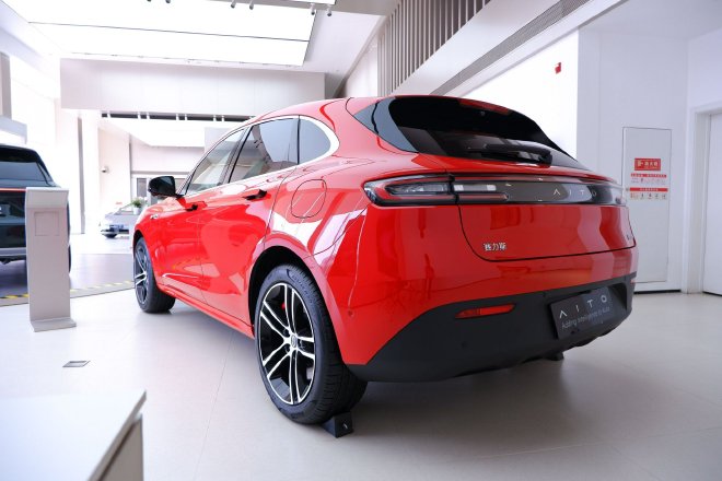 “鲜衣怒马”不为过 AITO问界新M5到店实拍