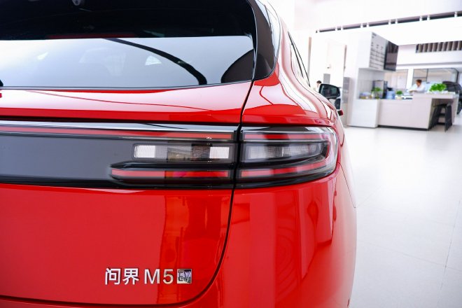 “鲜衣怒马”不为过 AITO问界新M5到店实拍