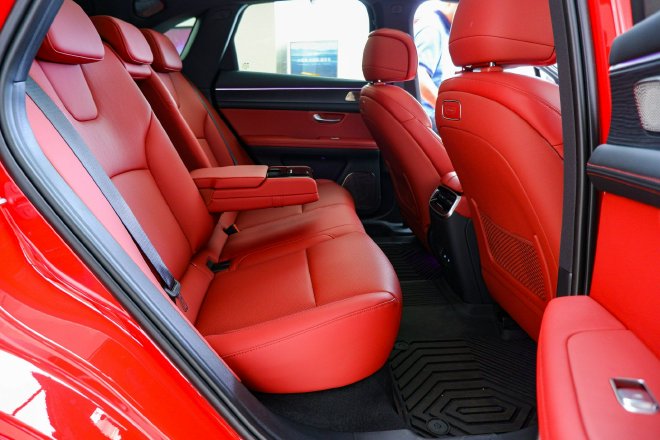 “鲜衣怒马”不为过 AITO问界新M5到店实拍