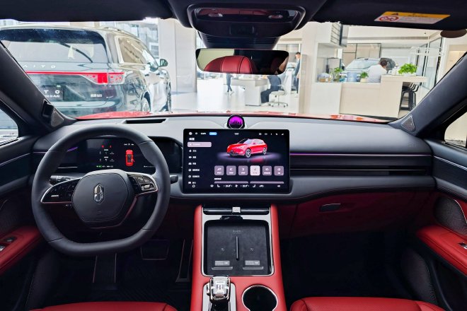 “鲜衣怒马”不为过 AITO问界新M5到店实拍