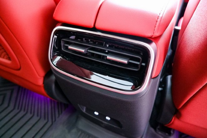 “鲜衣怒马”不为过 AITO问界新M5到店实拍