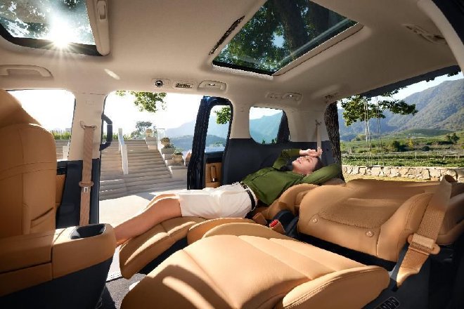 (传祺新能源E8荣耀系列配备同级唯一的双侧超级零重力座椅)