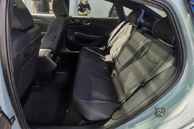 年轻气场全开,实拍上汽大众帕萨特Pro