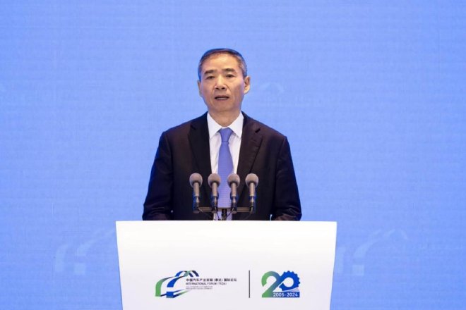 工业和信息化部党组成员、副部长 辛国斌