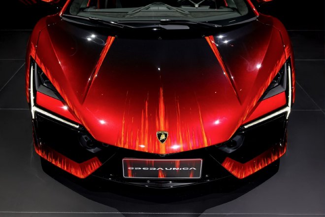 兰博基尼全新Revuelto “Opera Unica”亮相上海逐境艺展