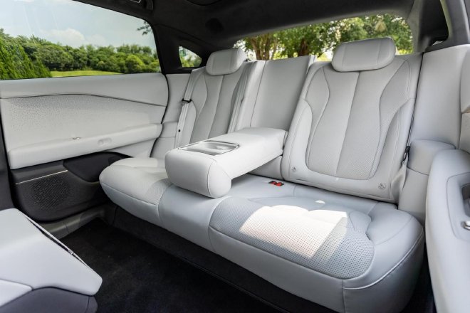 试驾小鹏P7+ 性价比极高的全能选手