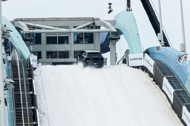 落差60米! 星纪元ET成功登顶首钢大跳台