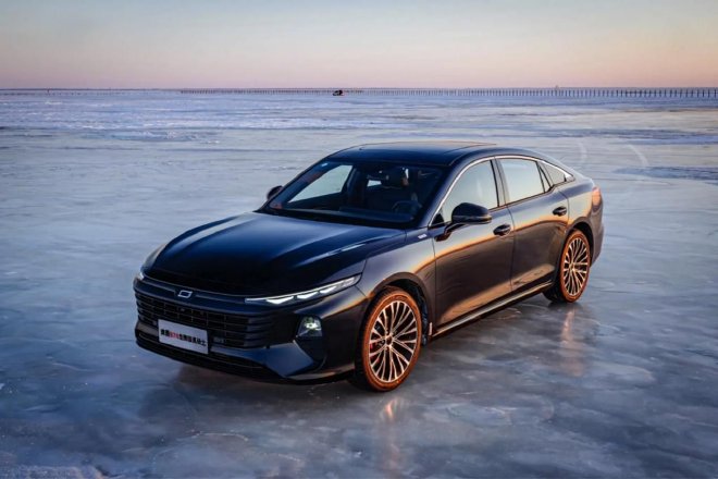 2024一汽奔腾查干湖冰雪体验 试驾悦意03及B70黑骑士