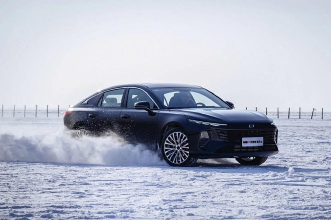 2024一汽奔腾查干湖冰雪体验 试驾悦意03及B70黑骑士