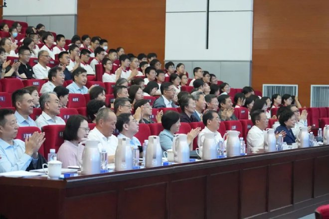 欧阳明高院士在全国政协“委员科学讲堂”上作“中国新能源汽车革命”讲座