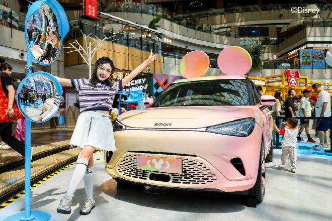 联名迪士尼中国 smart米奇限定艺术车现身北京