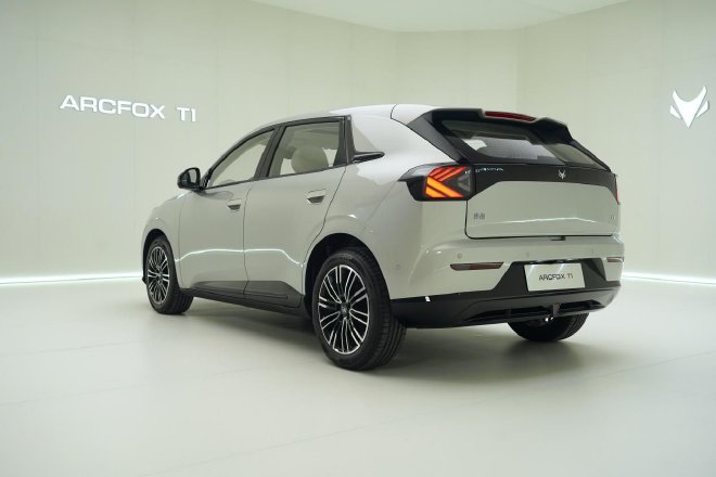 越级实力重新定义A0级纯电家轿 静态体验极狐T1