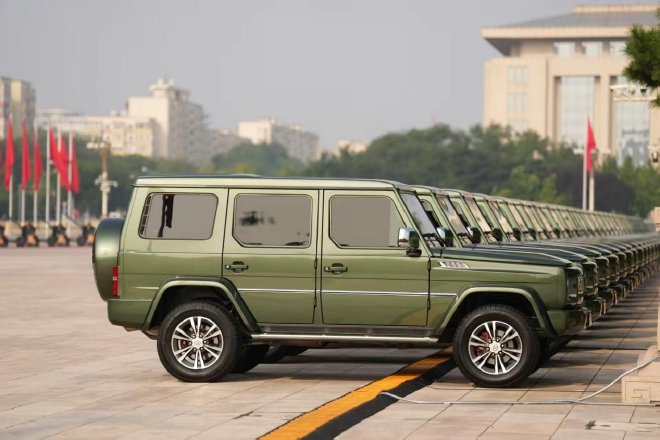 再次担纲阅兵礼炮牵引车 北京越野护航抗战胜利80周年阅兵盛典