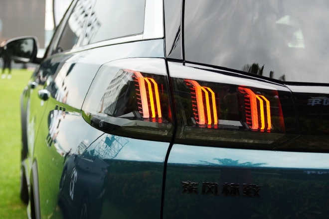 换装全新盾形狮标 实拍东风标致新5008终身荣耀限量版7座