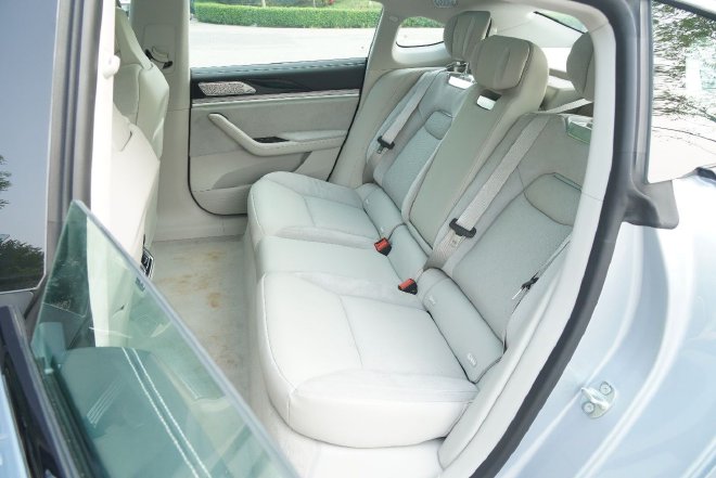 配置升级价格喜人 试驾2024款哪吒S 增程后驱1060版