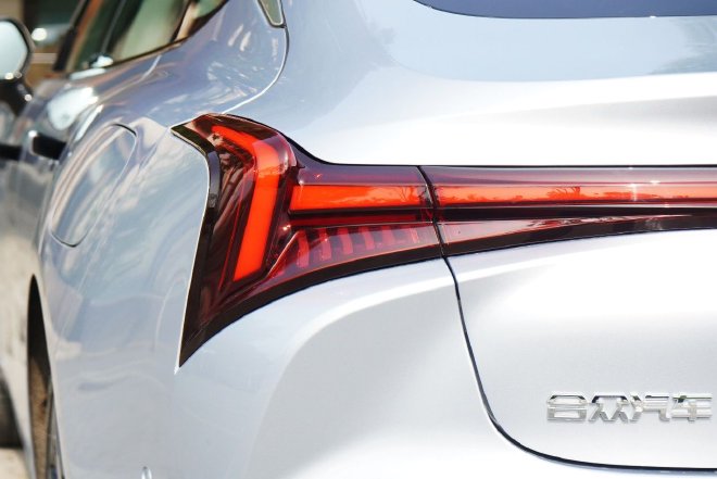 配置升级价格喜人 试驾2024款哪吒S 增程后驱1060版