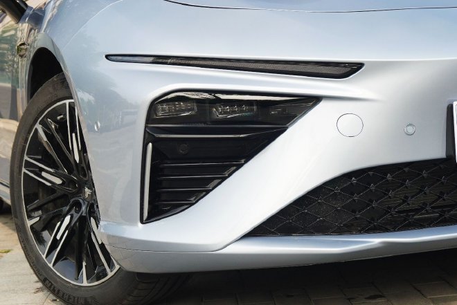 配置升级价格喜人 试驾2024款哪吒S 增程后驱1060版