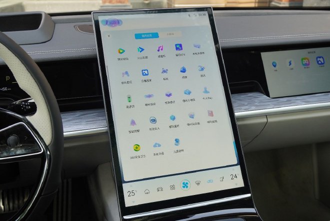 配置升级价格喜人 试驾2024款哪吒S 增程后驱1060版