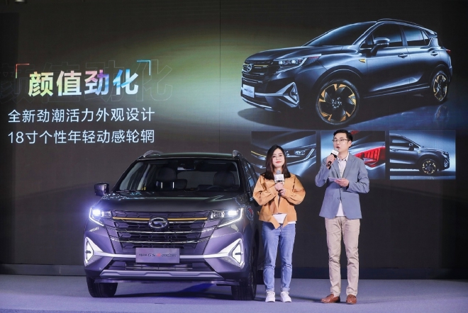 广汽传祺汽车销售有限公司用户共创中心经理刘斌(右)和车主朱盈盈(左)共同介绍车型升级亮点