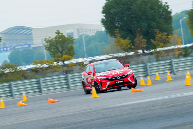 东风风神赛车学院开营 赛道体验风神奕炫