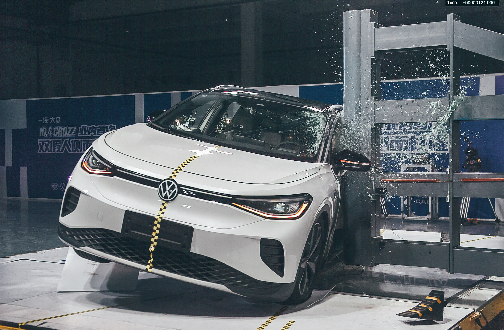一汽大众ID.4 CROZZ双假人75%侧面柱碰