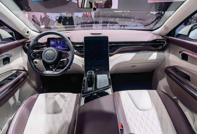 2023上海车展探馆:一汽奔腾T90与小马