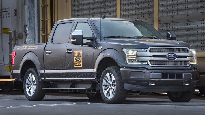 新能源车也玩拉火车 纯电福特F-150拉动567吨火车