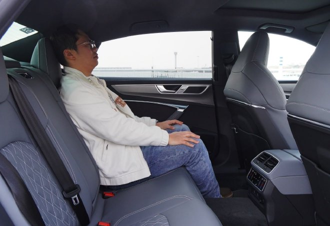 新上汽奥迪A7L 新增RS套件竞速版颜值更高