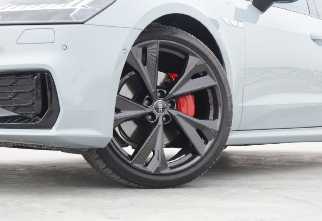 新上汽奥迪A7L 新增RS套件竞速版颜值更高